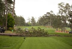 VIDEO: Izbjegnuta tragedija, tri velika stabla se srušila u Augusta National Golf Clubu